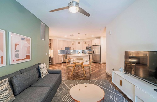 Downtown Phoenix Apartment | Boulevard Stays Modern Roosevelt Row Suite 2BR Pool, Gym 5