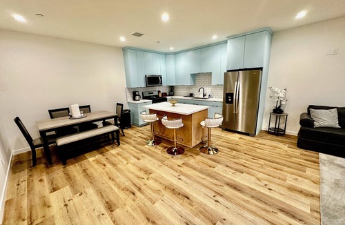Los Angeles House | Brand new 6 bedroom 4 bath 9 beds 4 parkg 16+ppl central air, all new