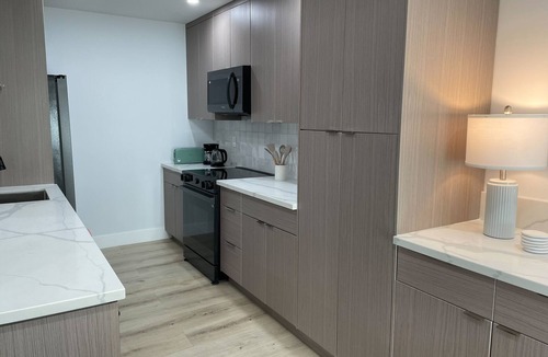 Hollywood Condo | BRAND NEW Hollywood condo, near Runyon Canyon. Free parking