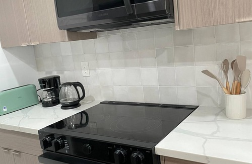 Hollywood Condo | BRAND NEW Hollywood condo, near Runyon Canyon. Free parking