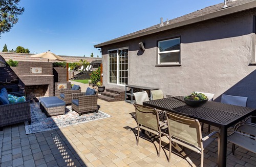 Concord House | Bright 3 Bedroom Retreat with Outdoor Oasis & Spa