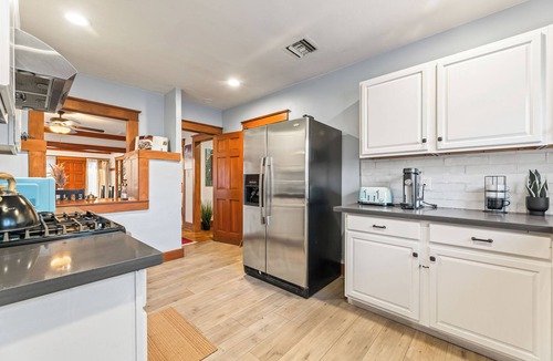 Eastside House | Bright Coastal Escape 4 Bedroom 2 Bath Near CSULB Long Beach Airport and Beach