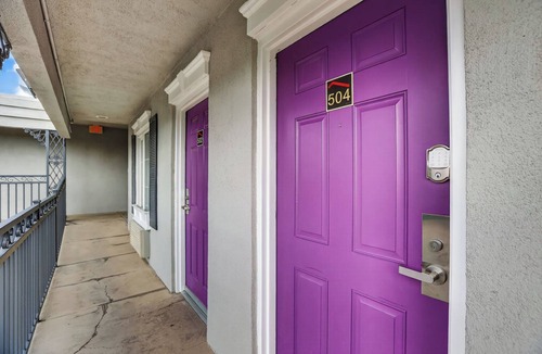 Las Vegas Apartment | Bright modern studio featuring full kitchenette