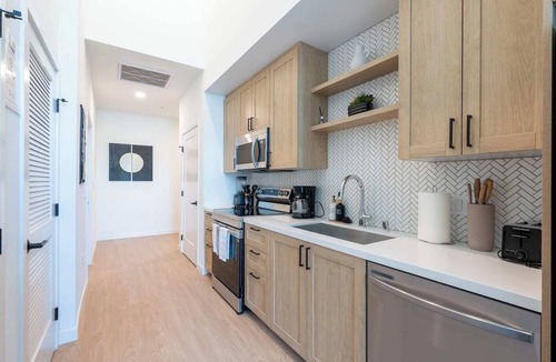 San Bernardino County Apartment | Bright & Modern Studio｜2 Queens + Pool & Spa Access