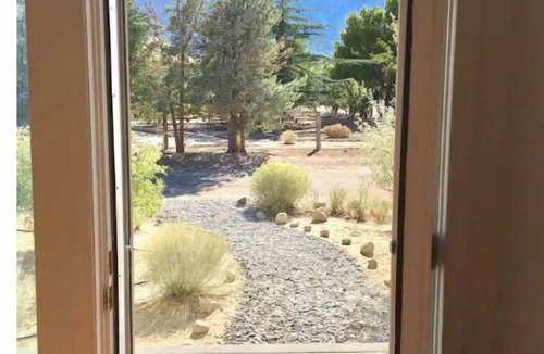 Lone Pine House | Bright, Spacious and sparkling clean 3 bed 2 bath