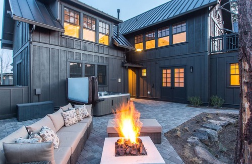 Bend House | Bring bikes + SUP and have summer Bend fun! 24-hr staff ~ tons of room ~ resort