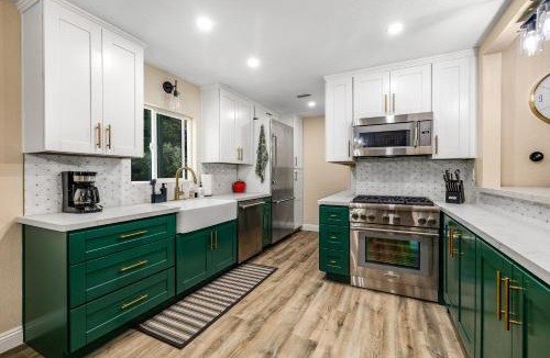 Pine Valley House | Buckthorn Beauty: Private Hot Tub & Lounge Space