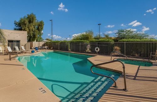 Palm Valley Hotel | Budget-Friendly Units Near Attractions! Free Breakfast, Wifi, Parking, and Pool
