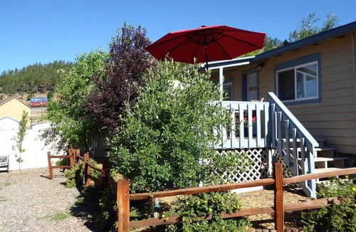 Flagstaff Cottage | Budget Vintage Garden Cottage, Walk to town, Privacy, Deck, Wifi, Sleeps 2 max