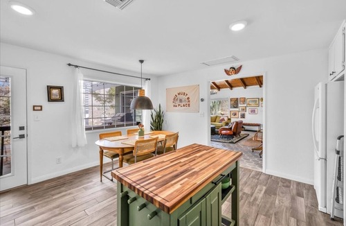 Morongo Valley House | Cabin on ridge King bed Fire pit Deck BBQ Smart TV Wood stove