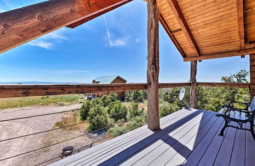 Spanish Valley Cottage | Cabin w/Fire Pit, Views & Bbq: 18 Mi to Moab!