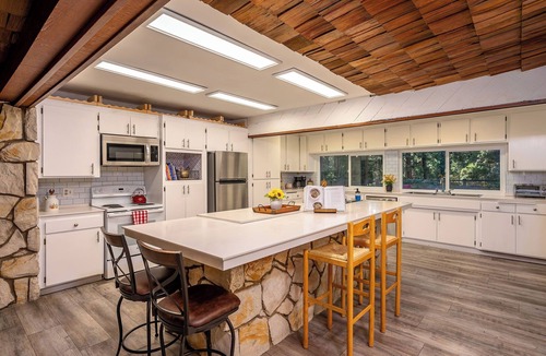 Springville House | Camp Nelson Chalet - Game Room - Spacious - Hot Tub