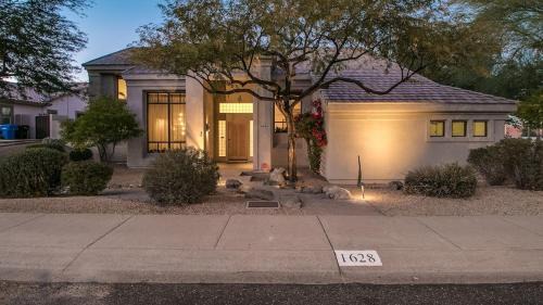 Paradise Valley Village House | Casa Buena—Luxurious Retreat w2 Masters Views