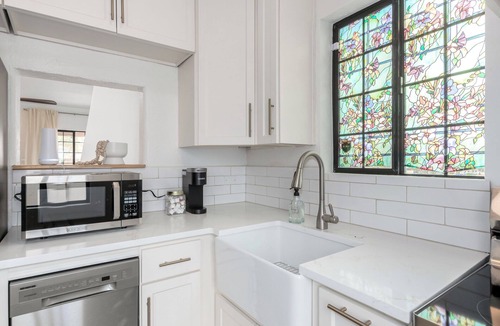 Feldman's House | Casa Milagros - Newly renovated historic bungalow with huge yard, close to UofA!