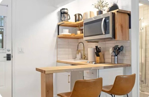 Sam Hughes House | Casetta Bella: Cozy Retreat 1 block from U of A