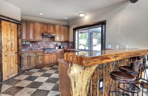 Castle Glen Estates House | Castle Glen Dream Estate! Spa, movie theater, lake and mountain views!