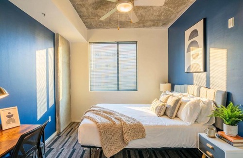 Evans Churchill Apartment | CDT PHX Stay Pool Gym Balcony WD Parking