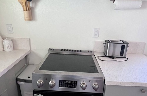 Las Vegas Apartment | Central 1 bedroom studio, with private entrance and one driveway parking spot