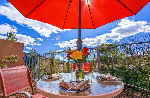 Nepenthe House | Central 2 BR Cozy Pet-Friendly Retreat with Pool+ Hot Tub+Private Yard