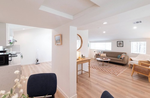 Thousand Oaks House | Central Thousand Oaks retreat close to shops & eats!