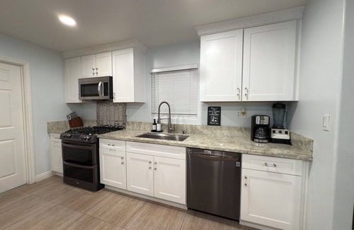 Bakersfield House | Chandelier Retreat 3BR/2BA/King Bed/85”75”32” TVs/Near Hard Rock Casino