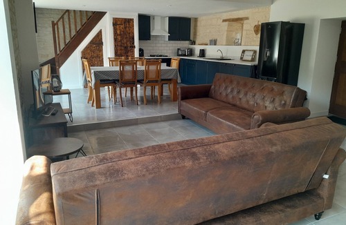 La Bataille House | Characterful rustic gite, sleeps 6, near Chef Boutonne