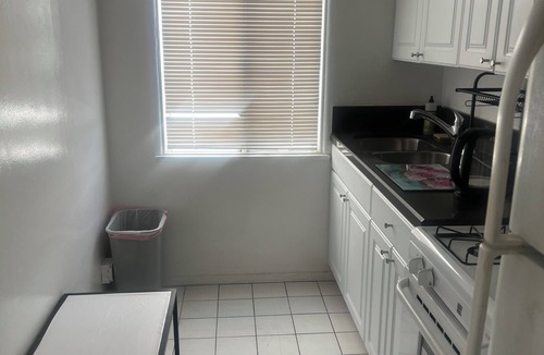 Mid-City Apartment | Charming 1-bedroom apartment in lovely Santa Monica with WiFi