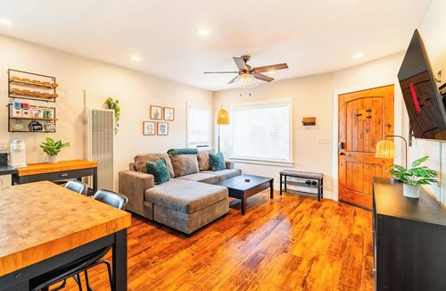 Alamitos Beach Apartment | Charming 2-Bedroom apartment/10-min walk to the Beach/Parking Stall/AC