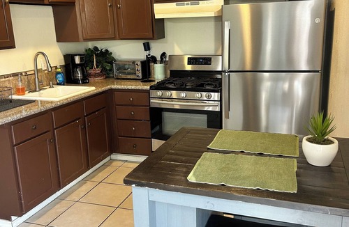 Greenacres House | Charming 2-bedroom house with WiFi, AC in welcoming Bakersfield