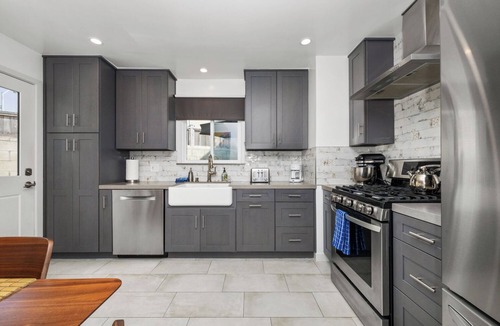 Naples Cottage | Charming 3 bedroom cottage with AC and WiFi in superb Long Beach location.