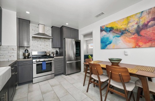 Naples Cottage | Charming 3 bedroom cottage with AC and WiFi in superb Long Beach location.