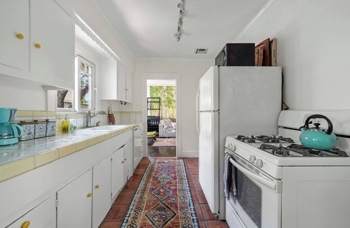 Hollywood House | Charming 3-bedroom house in terrific Hollywood/Los Angeles locale with WiFi, AC