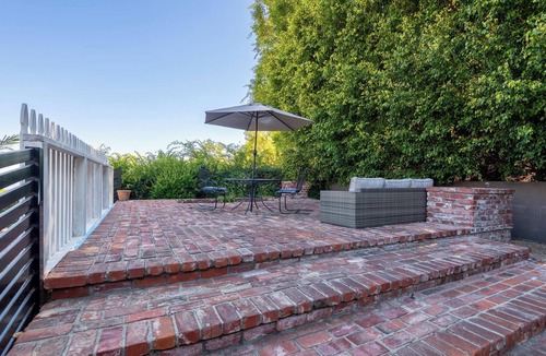 The Bird Streets Cottage | Charming 3 bedroom luxury cottage in Los Angeles hills WiFi, AC Family Friendly