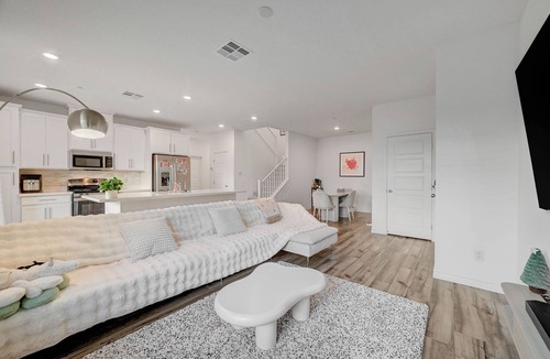 Las Vegas House | Charming 3B3B townhome with full bedroom and bathroom DOWNSTAIRS in Las Vegas