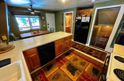 Duck Creek Village Cabin | Charming 3bd/3ba Cabin <1mi to Duck Creek Village!