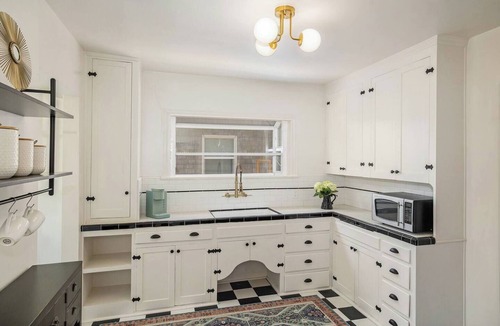 Kensington House | Charming 3br House w/AC Firepit Close 2 Everything
