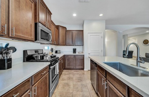 Crystal Point House | Charming 4-bedroom house with Pool in enjoyable Avondale