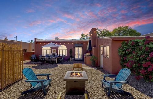 Sam Hughes House | Charming Basement Studio Guesthouse - 2 Blocks from UofA