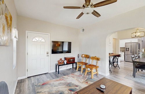 Sam Hughes House | Charming bungalow near U of A with central AC, WiFi, washer/dryer & kitchen