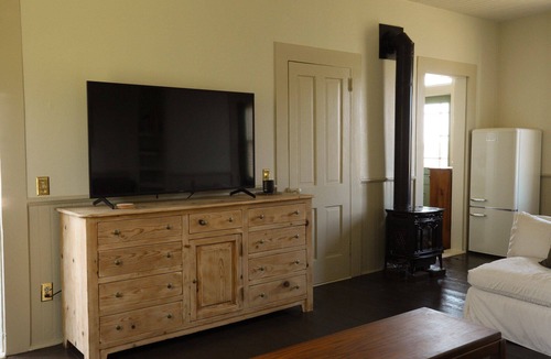 Albion Cottage | Charming centrally-located 3-bedroom cottage on the coast with Albion river view