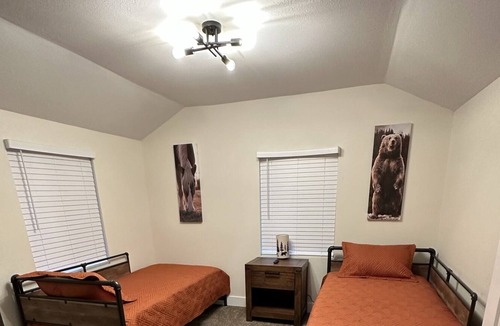 Yucaipa House | Charming Cozy 2 Bedroom Duplex