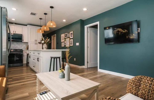 Monrovia House | Charming Detached Bungalow in Historic Old Town Monrovia Kingsize Bed！