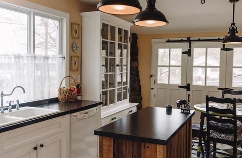Williams House | Charming Downtown Historic Yellow House - Route 66 Retreat & Grand Canyon Nearby