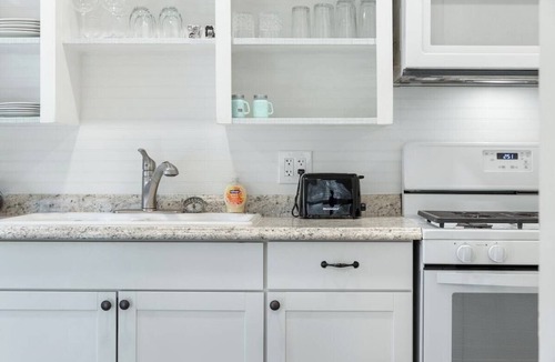 Visalia House | Charming Duplex Retreat Steps from Downtown Visalia