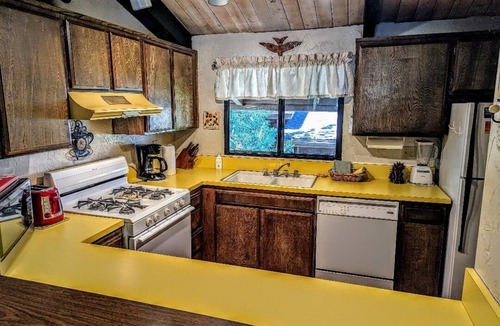 Big Bear Lake House | Charming Forest Retreat – Steps from Snow Summit Slopes