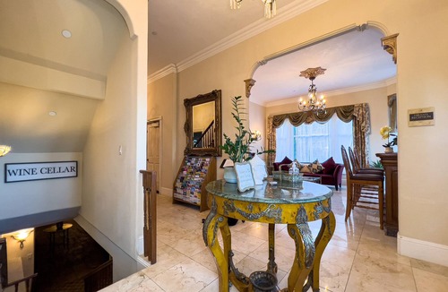 Salinas House | Charming King Suite Historic Mansion Near Monterey