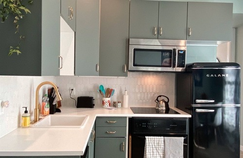 The Dalles Apartment | Charming River View Apt | Walk to Shops & Cafes