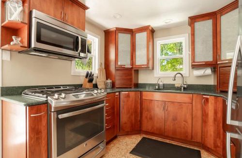 Seattle Metro Area House | Charming Seattle Hideaway - 1 block from lake WA