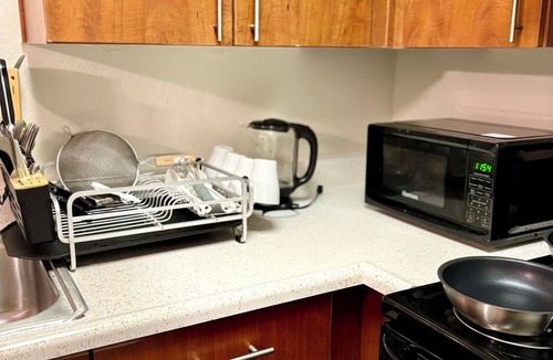 Santa Ana Heights Apartment | Charming studio in Newport Beach, fitness gym, pools and more!