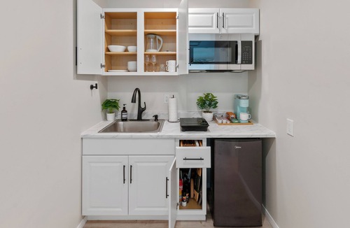Riverside House | Charming studio near UCR, Downtown & plazas